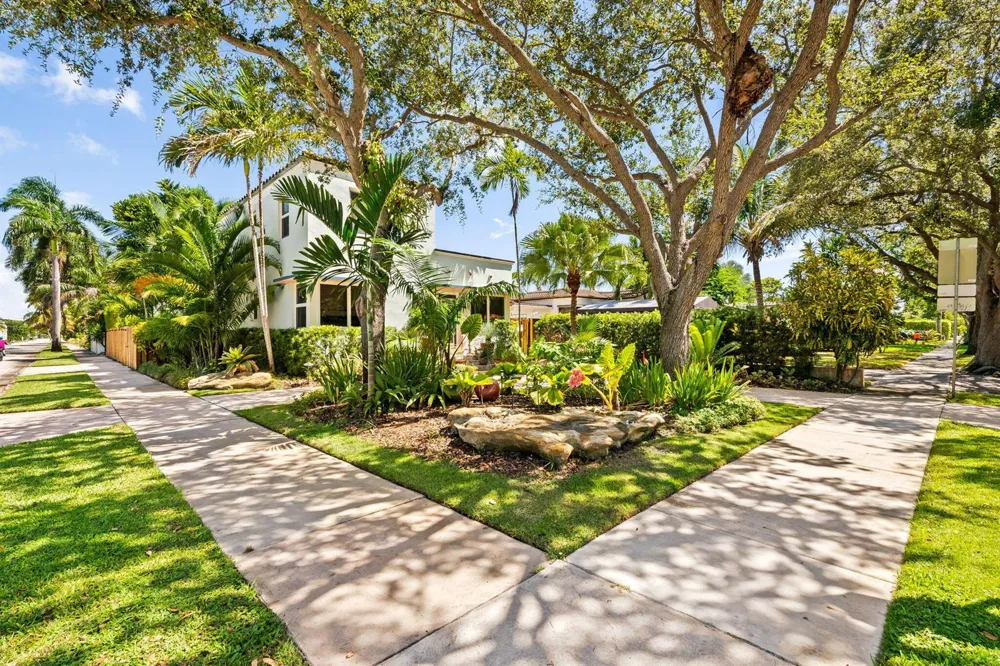 1555 MONROE STREET Hollywood, FL 33020