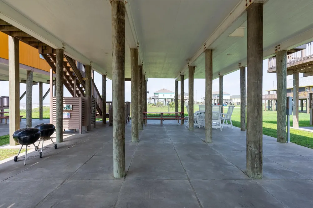 963 James Road Gilchrist, TX 77617