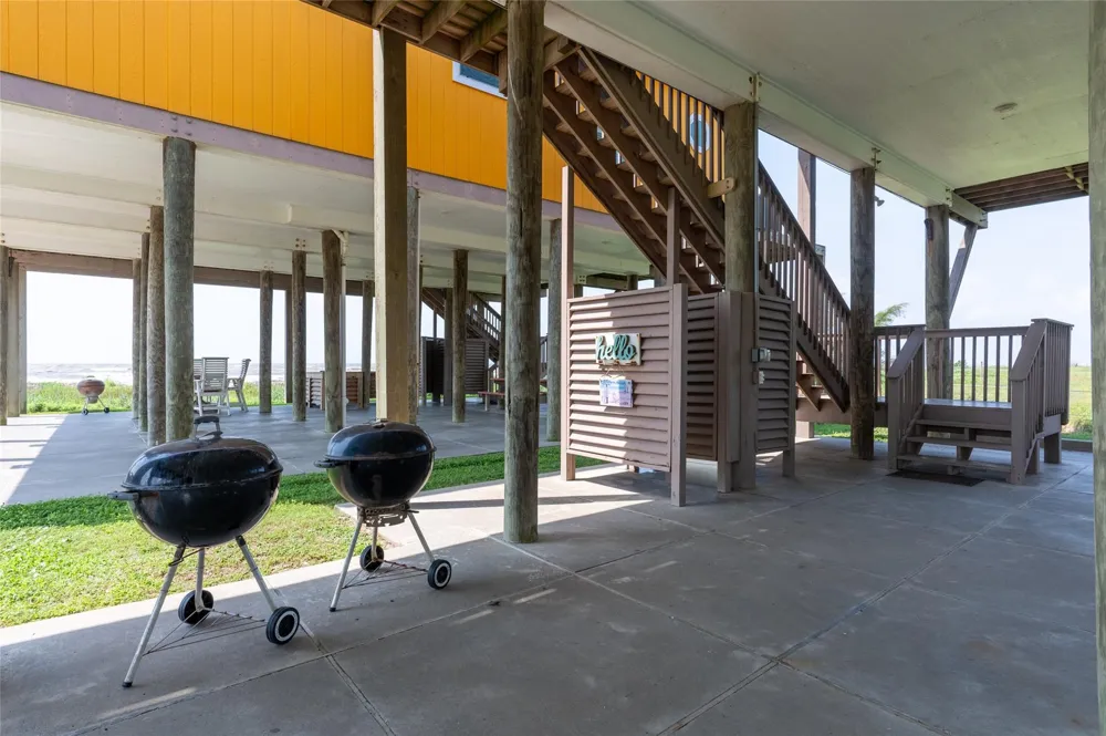 963 James Road Gilchrist, TX 77617