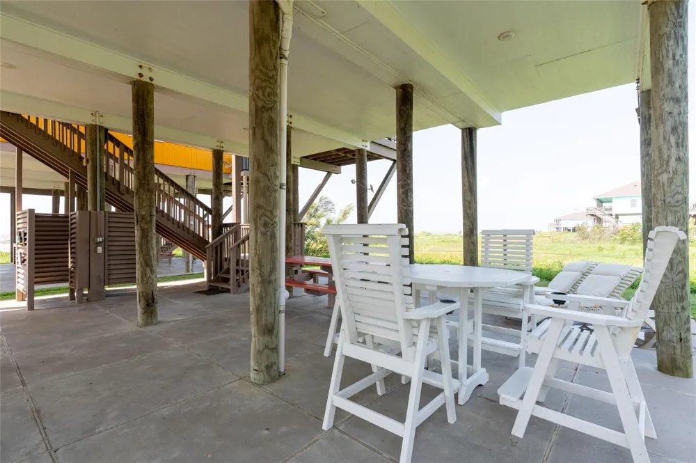 963 James Road Gilchrist, TX 77617