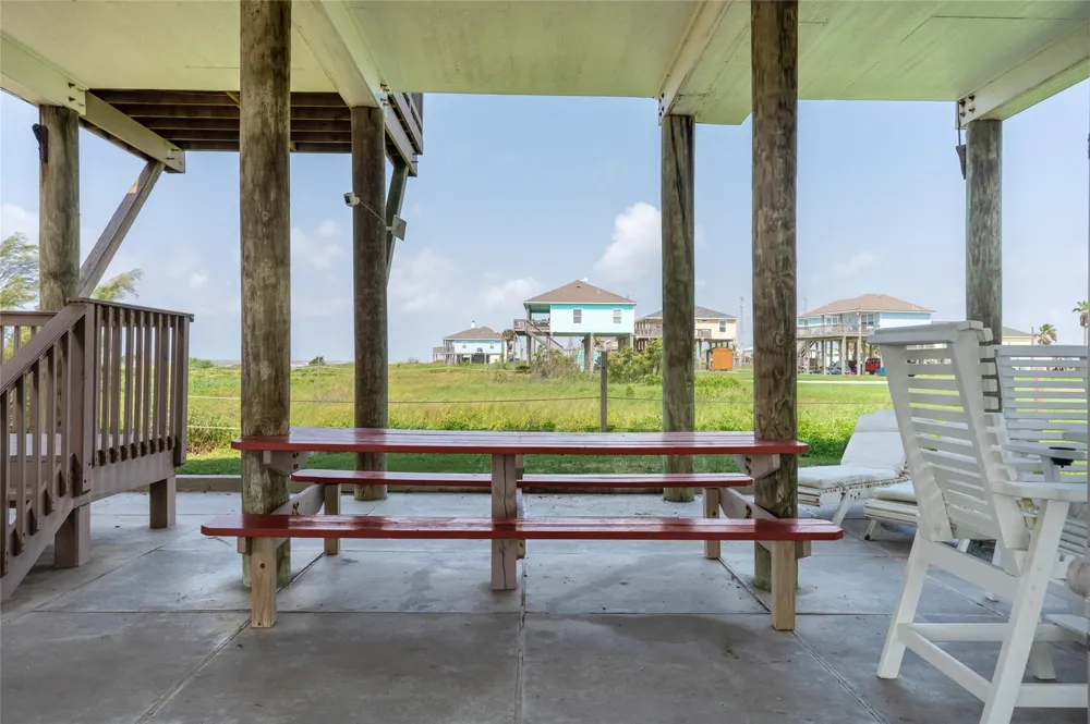 963 James Road Gilchrist, TX 77617