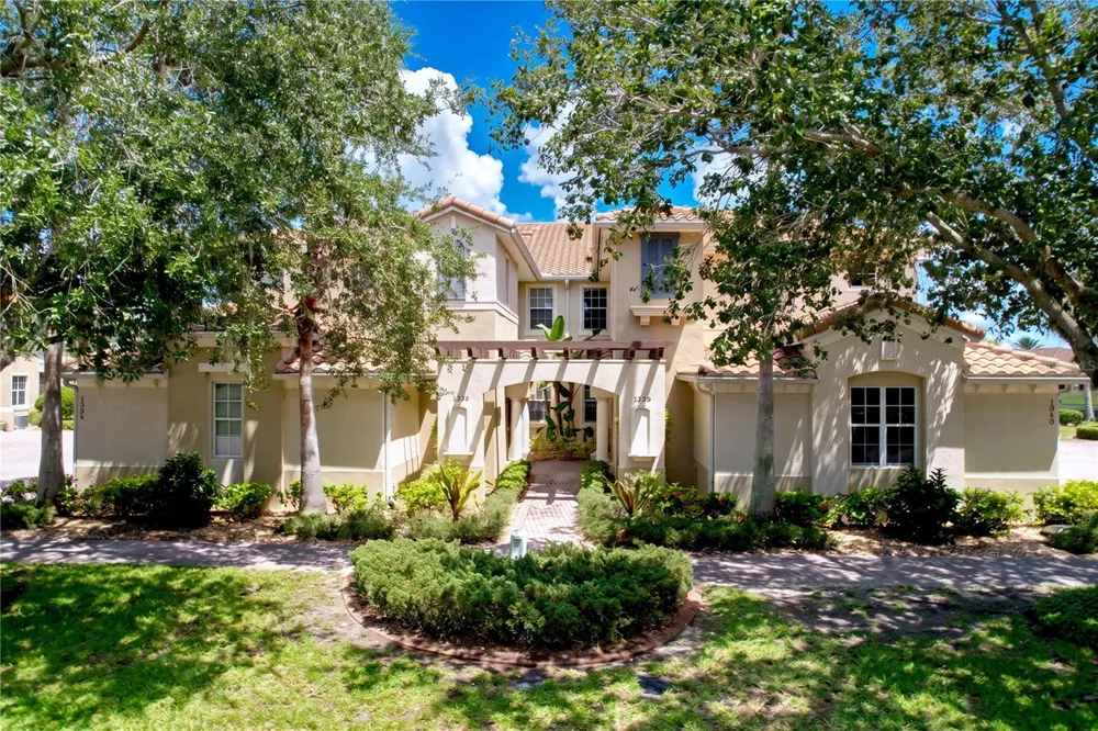 1338 EMERALD DUNES DRIVE #35 Sun City Center, FL 33573