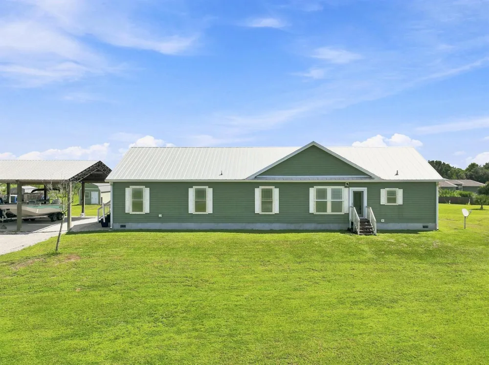 4944 NE 115th Place Okeechobee, FL 34972