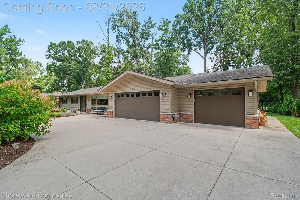 3144 Upton Drive Troy City, MI 48084