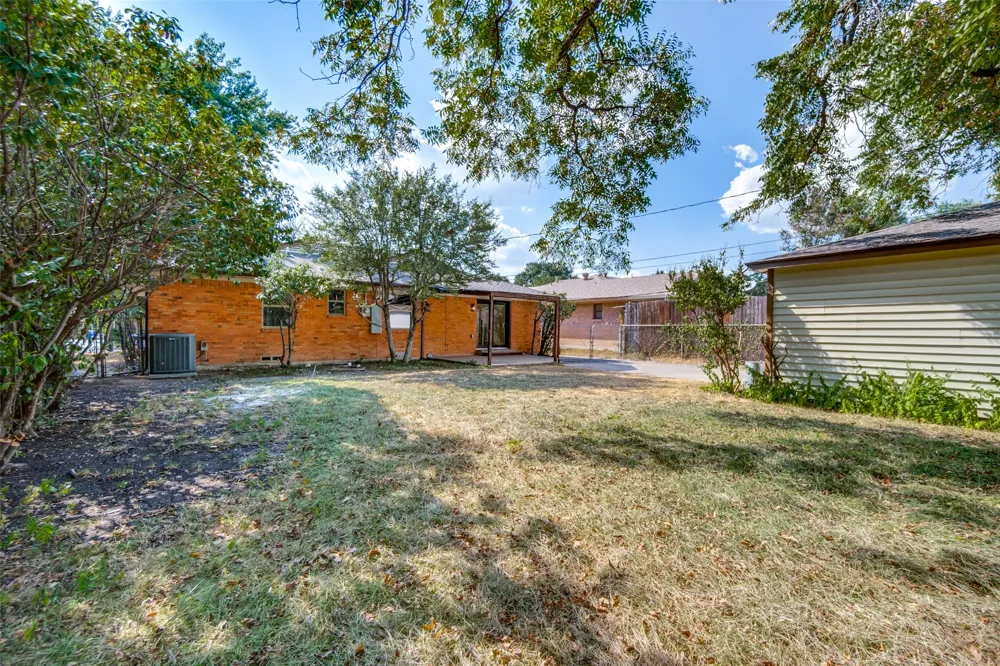 9102 Lindaro Lane Dallas, TX 75228