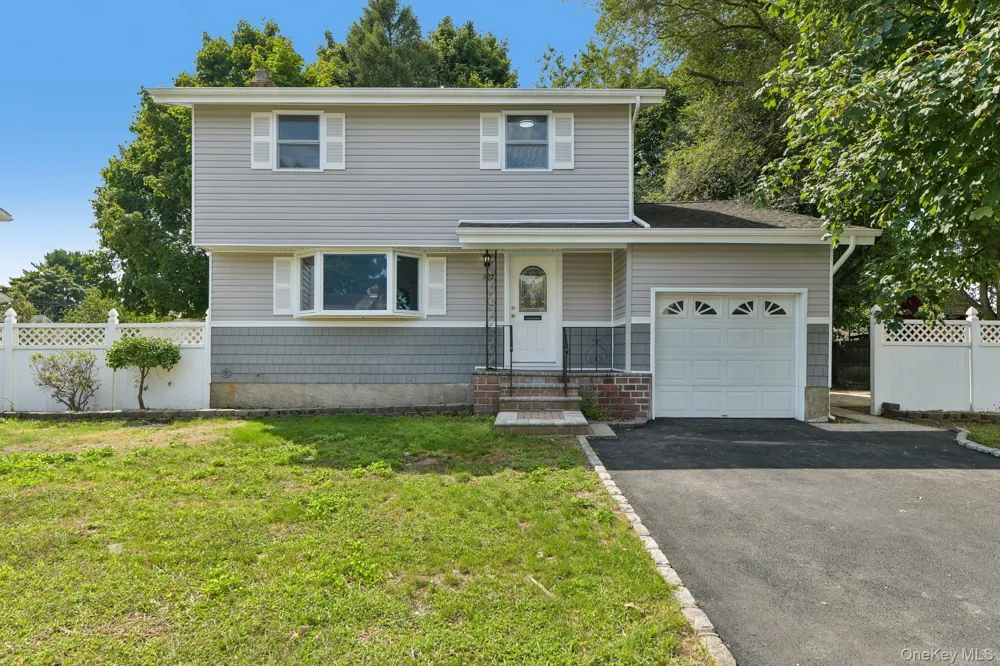 322 Barleau Brentwood, NY 11717