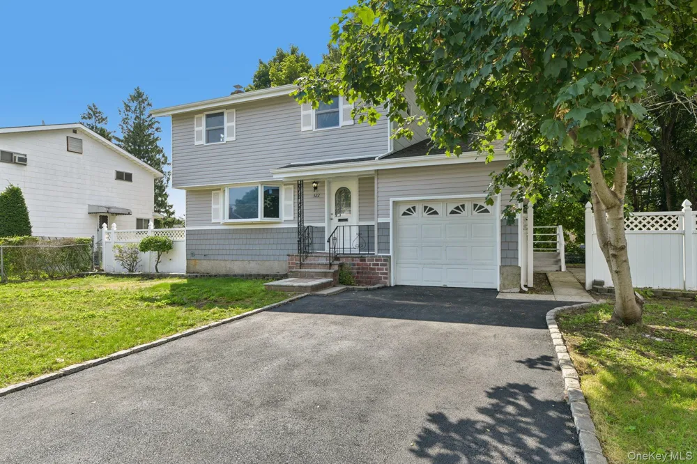 322 Barleau Brentwood, NY 11717