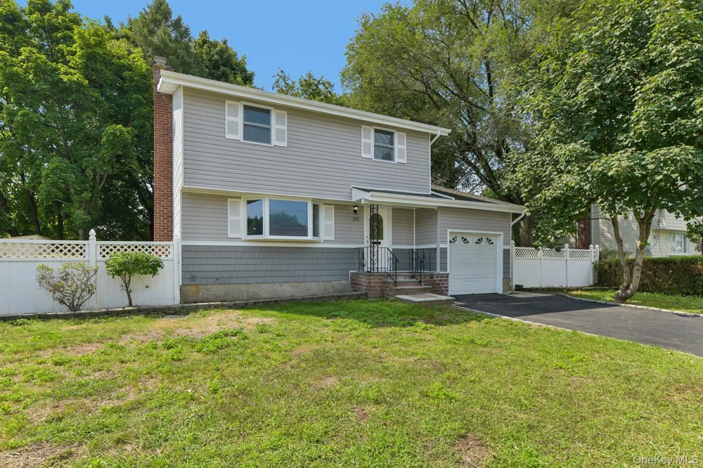 322 Barleau Brentwood, NY 11717