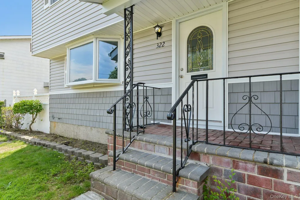 322 Barleau Brentwood, NY 11717