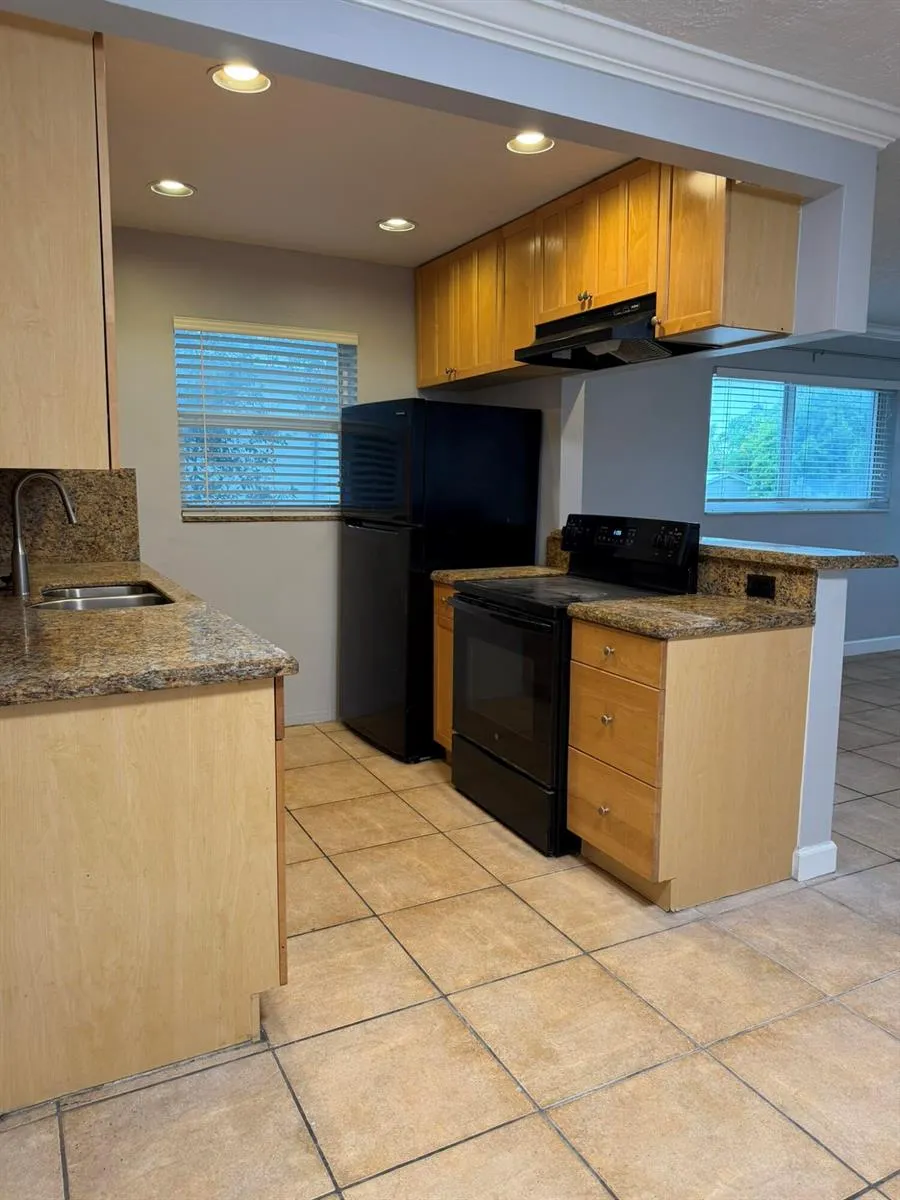 2701 MIDDLE RIVER DRIVE #21 Fort Lauderdale, FL 33306