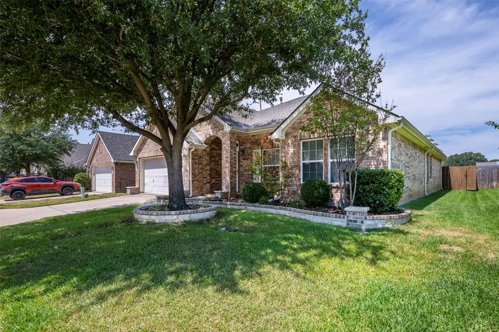 2813 Fox Creek Trail Arlington, TX 76017