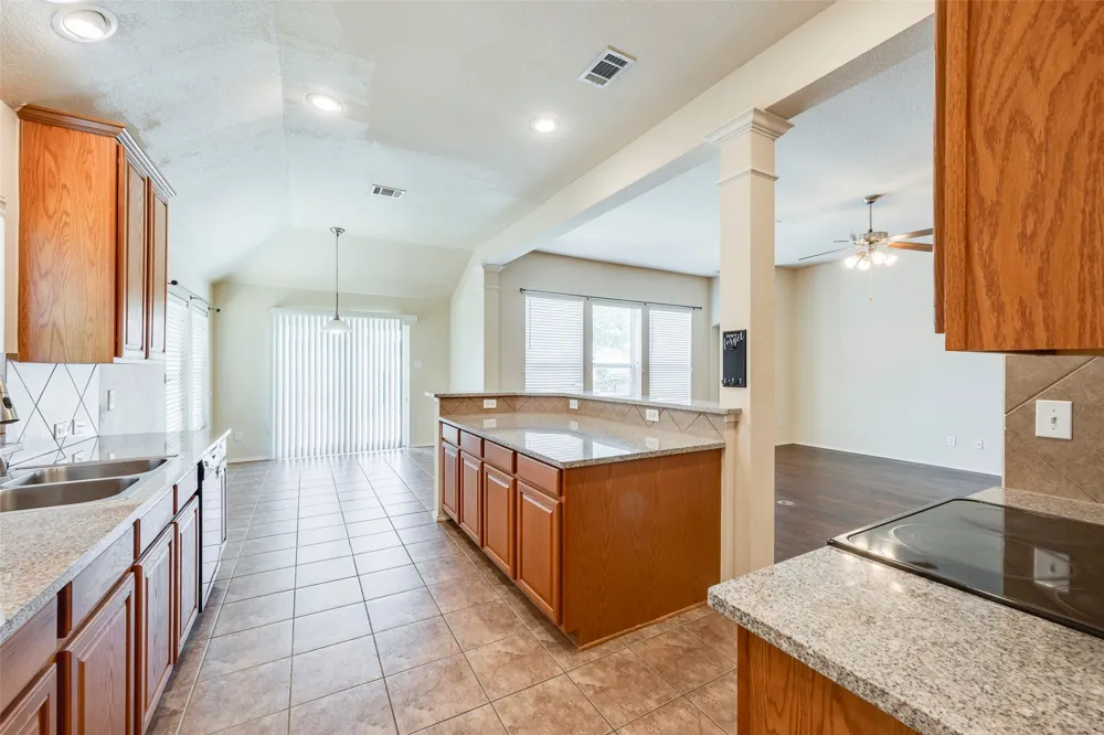 2813 Fox Creek Trail Arlington, TX 76017