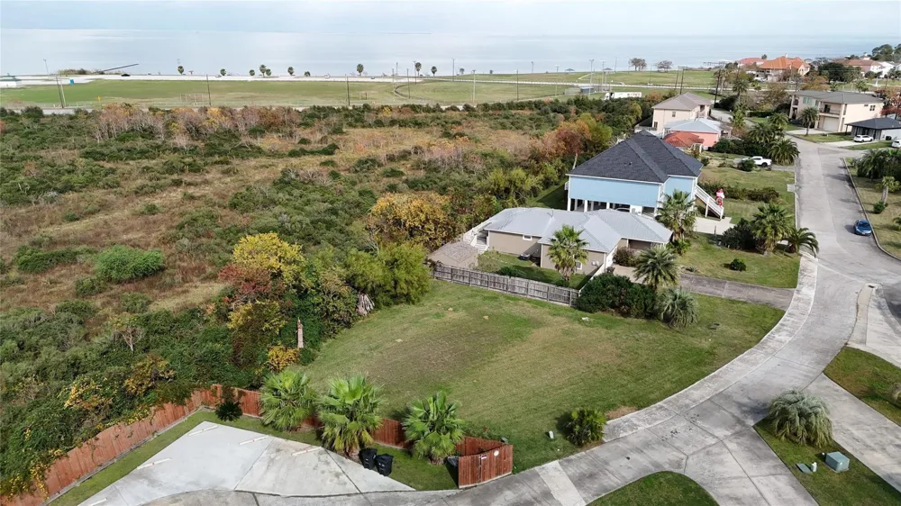 226 Debbie Lane Dickinson, TX 77539
