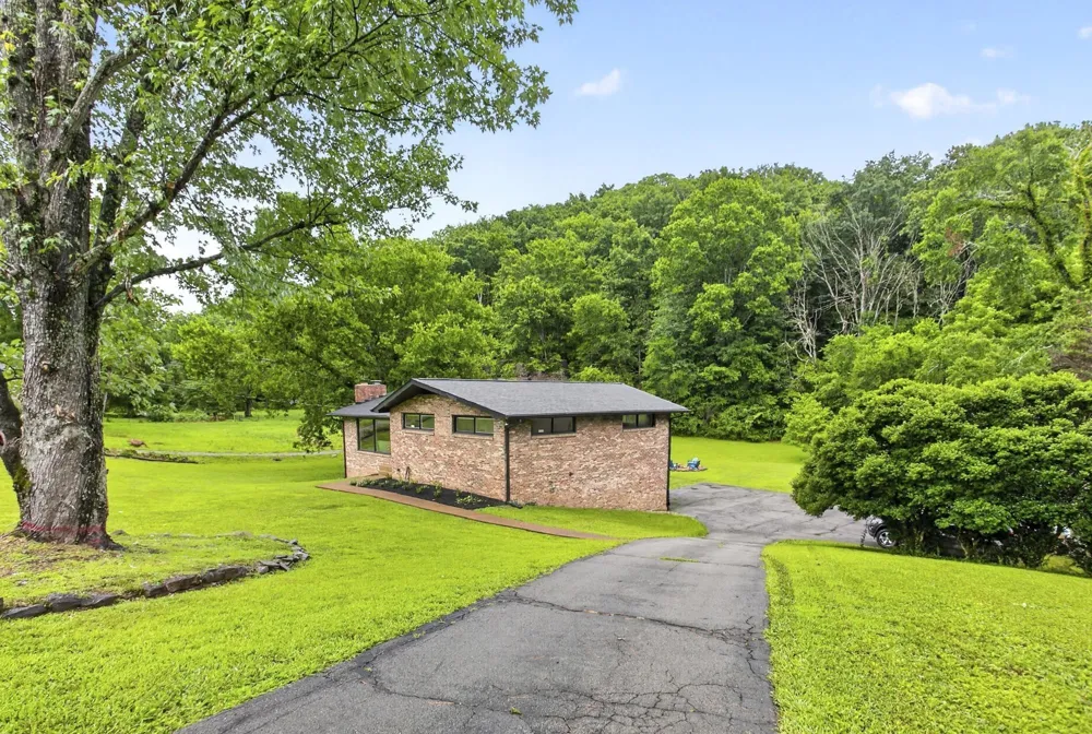 9077 Old Charlotte Pike Pegram, TN 37143