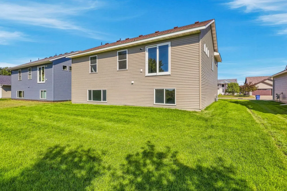 1121 Yellowstone Avenue Saint Cloud, MN 56303