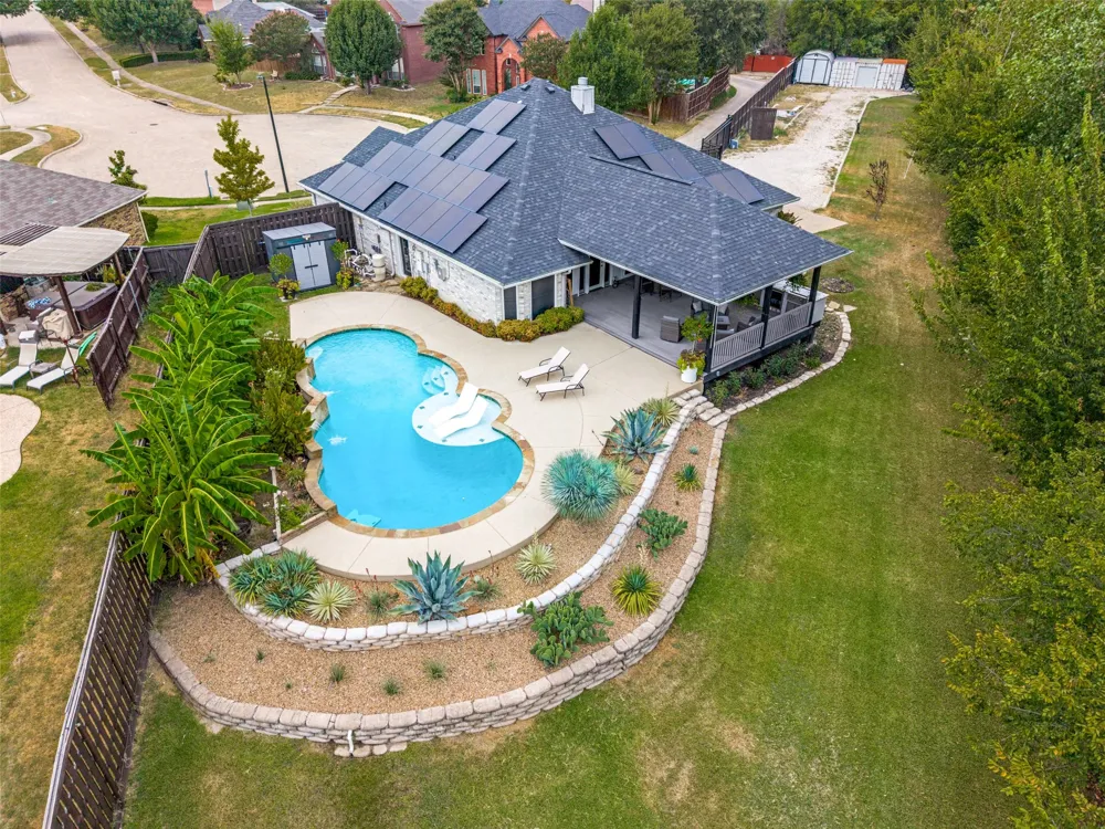 2202 Country Hollow Lane Garland, TX 75040