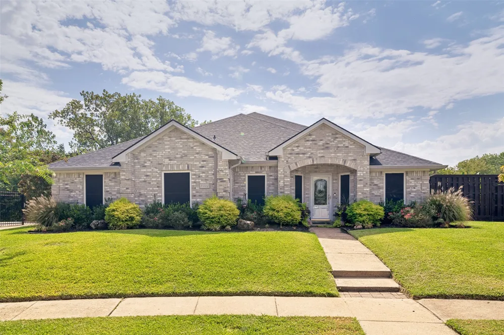 2202 Country Hollow Lane Garland, TX 75040