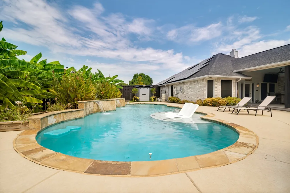 2202 Country Hollow Lane Garland, TX 75040