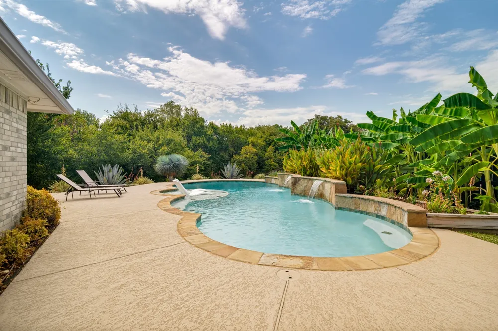 2202 Country Hollow Lane Garland, TX 75040