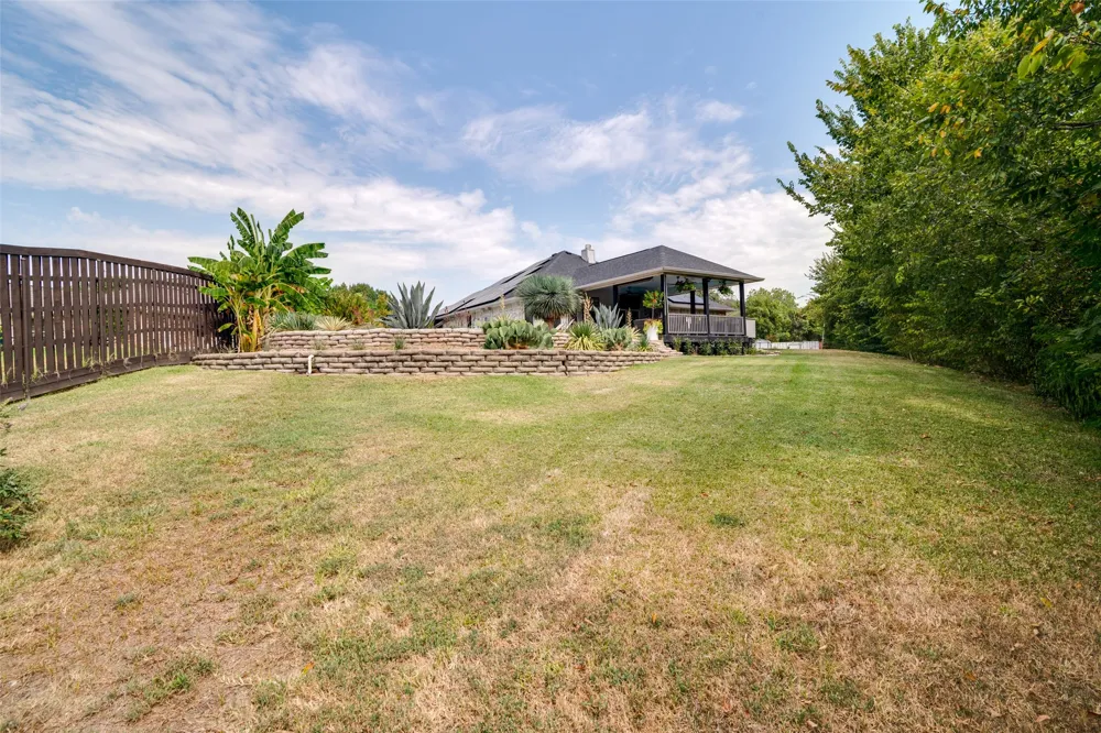 2202 Country Hollow Lane Garland, TX 75040