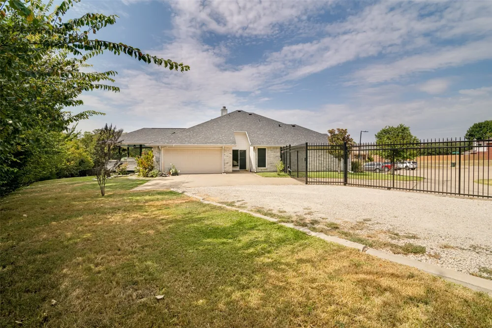 2202 Country Hollow Lane Garland, TX 75040