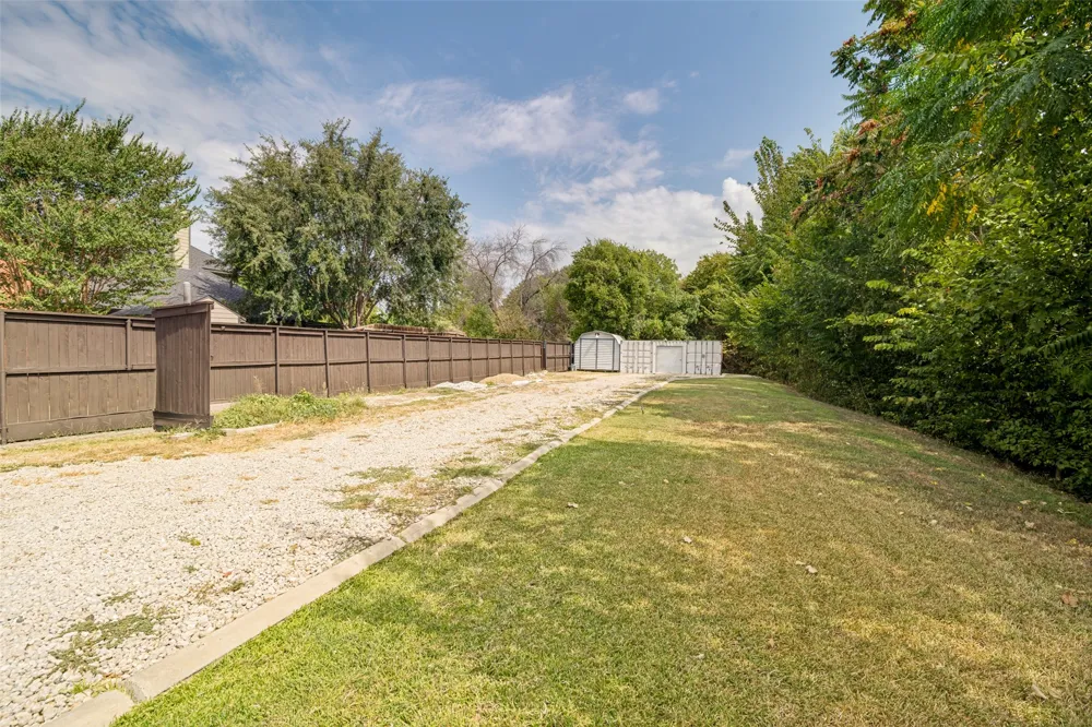 2202 Country Hollow Lane Garland, TX 75040