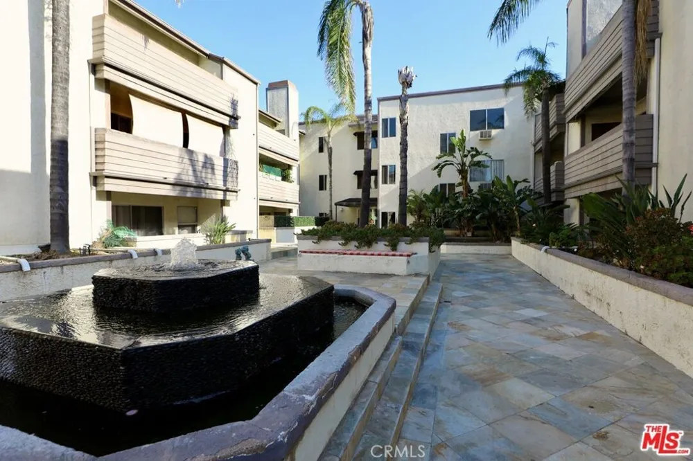 20253 Keswick #211 Winnetka, CA 91306