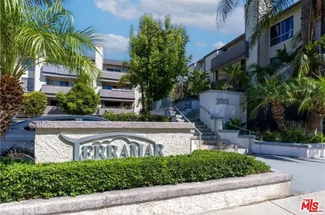 20253 Keswick #211 Winnetka, CA 91306
