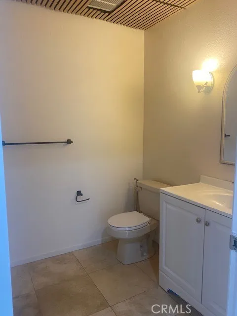 20253 Keswick #211 Winnetka, CA 91306
