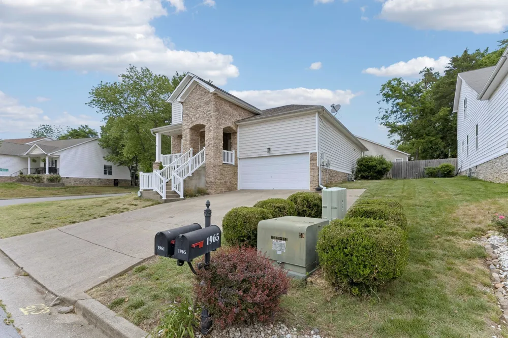 1961 Deep Woods Trl Nashville, TN 37214