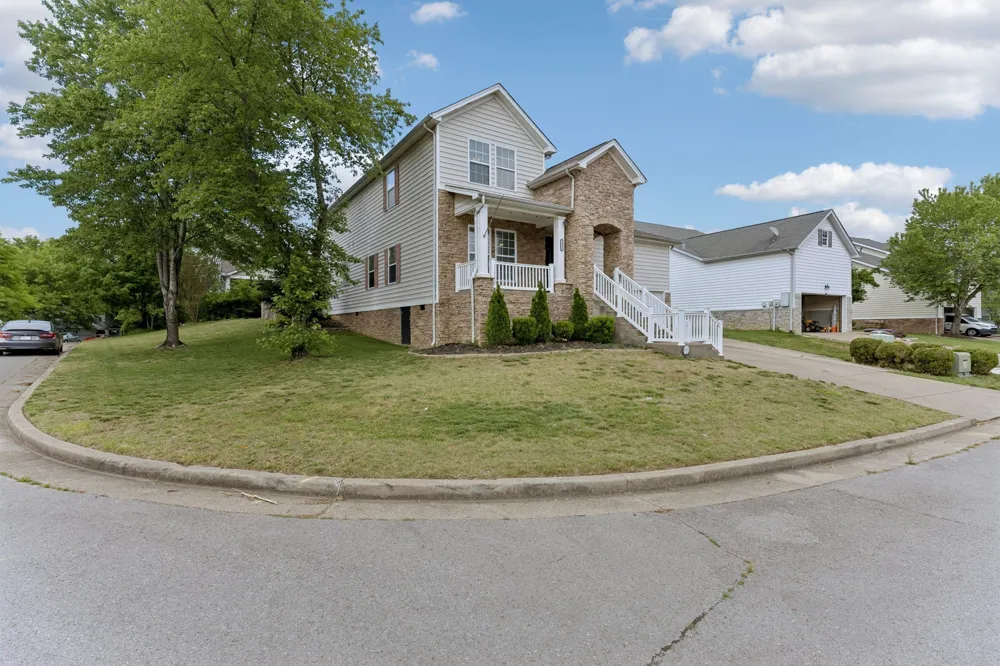 1961 Deep Woods Trl Nashville, TN 37214