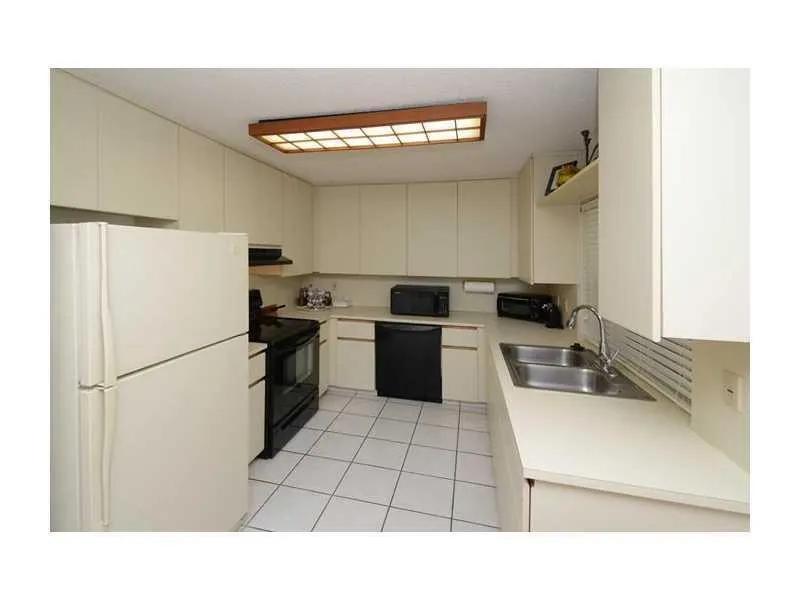 1371 COTTONWOOD CIRCLE Weston, FL 33326