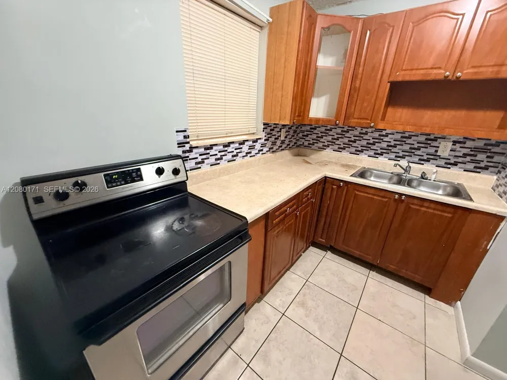 525 W 69th St #106 Hialeah, FL 33014
