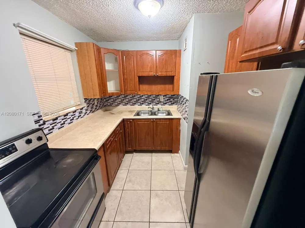 525 W 69th St #106 Hialeah, FL 33014