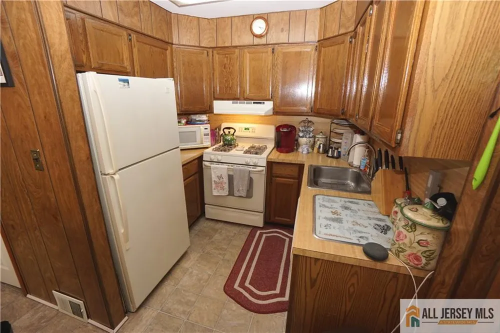22 Lowell Street Iselin, NJ 08830