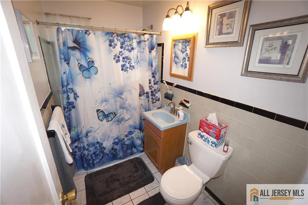 22 Lowell Street Iselin, NJ 08830
