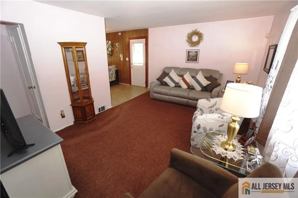 22 Lowell Street Iselin, NJ 08830