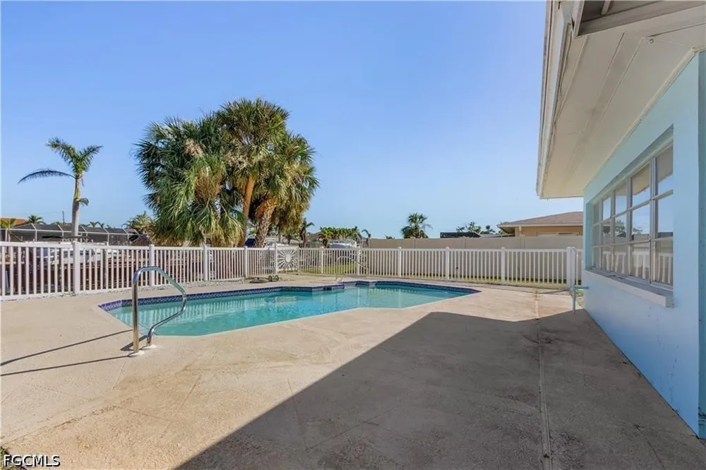 Cocoa Court Cape Coral, FL 33904