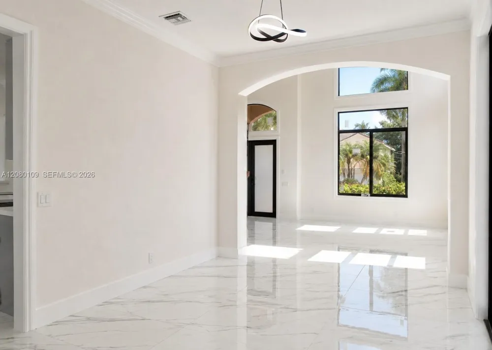 1672 Victoria Pointe Cir Weston, FL 33327