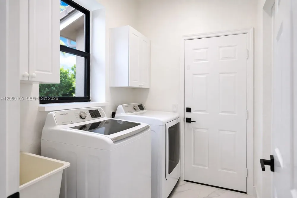 1672 Victoria Pointe Cir Weston, FL 33327