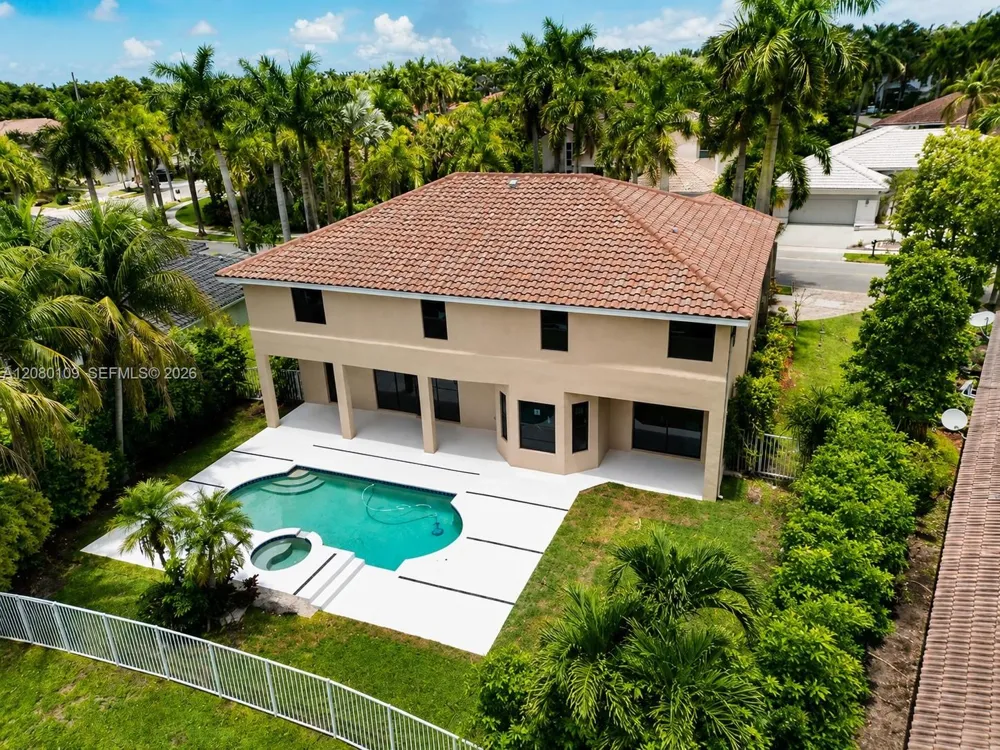 1672 Victoria Pointe Cir Weston, FL 33327