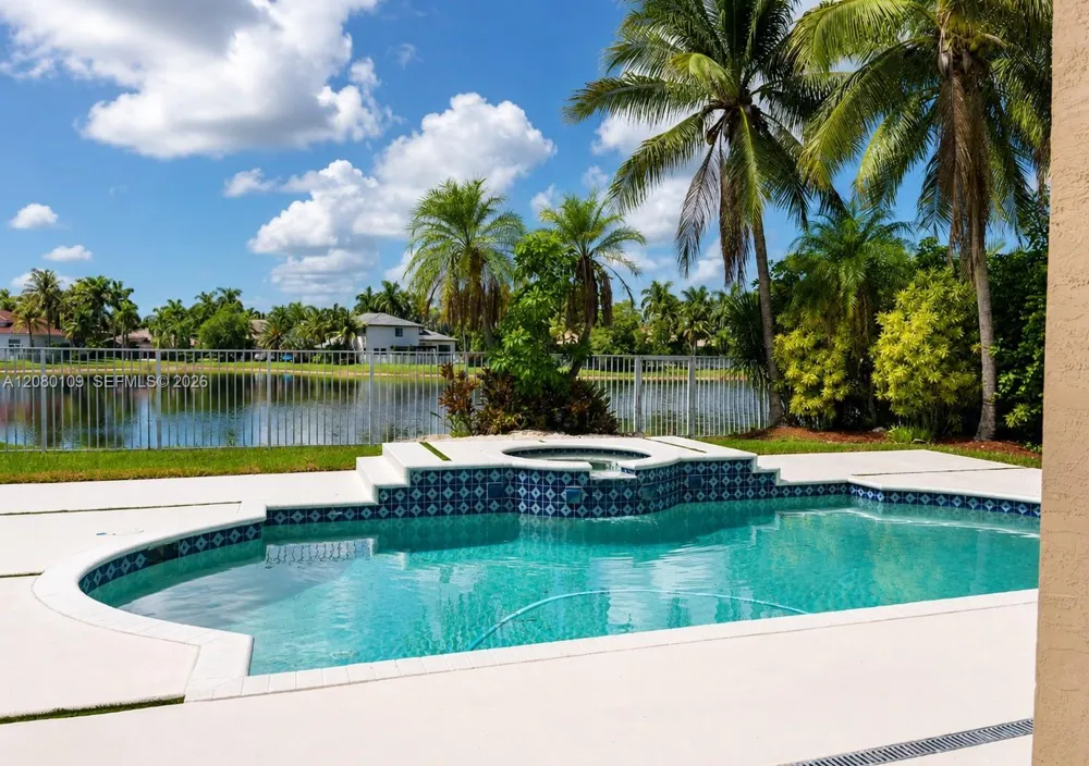 1672 Victoria Pointe Cir Weston, FL 33327