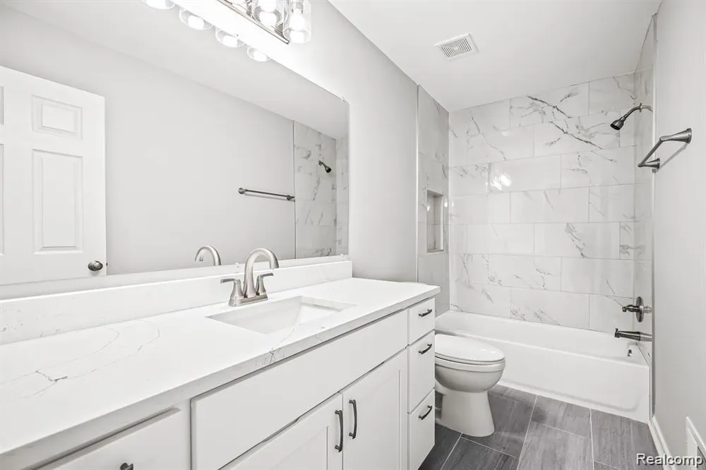 8248 HUGH STREET Westland City, MI 48185