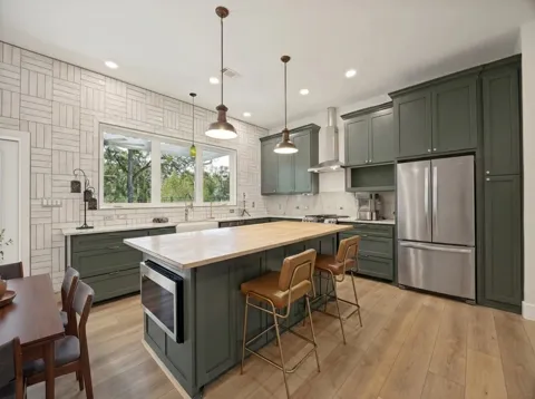2530 Flora Lane