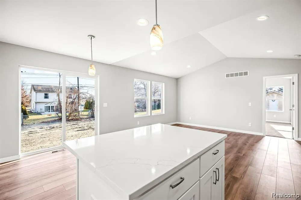 8248 HUGH STREET Westland City, MI 48185
