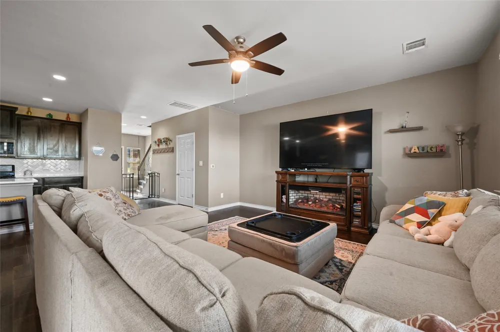 160 Thornless Circle Buda, TX 78610