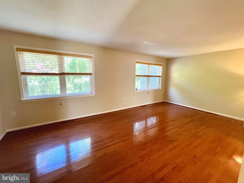 8124 LARKIN LANE Vienna, VA 22182