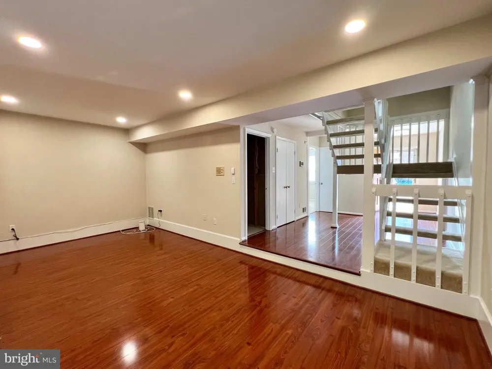 8124 LARKIN LANE Vienna, VA 22182