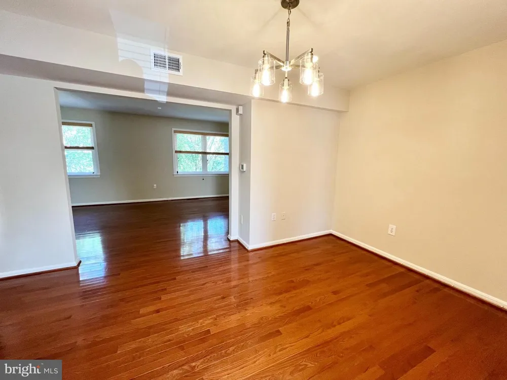8124 LARKIN LANE Vienna, VA 22182