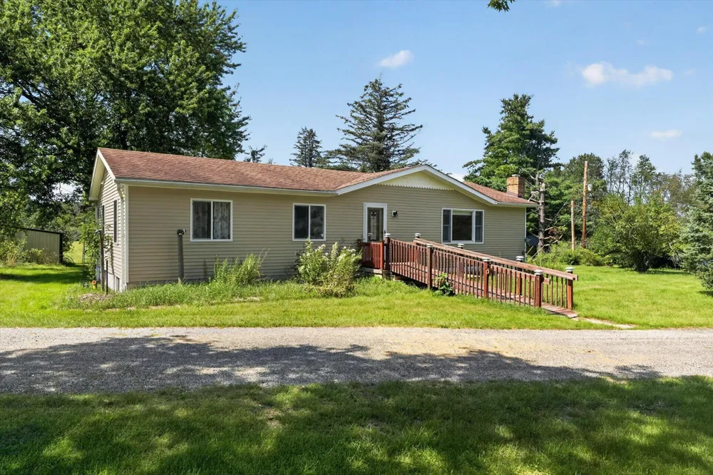 15601 Devonshire Pinckney, MI 48169